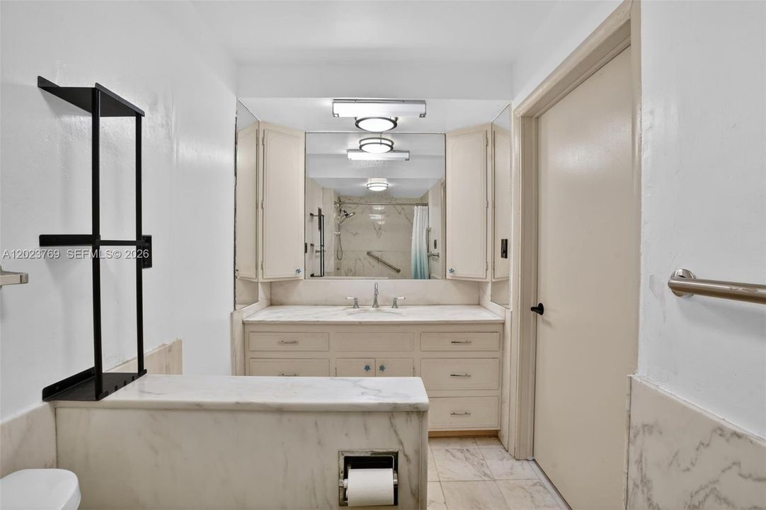 En Venta: $649,000 (2 camas, 2 baños, 1272 Pies cuadrados)