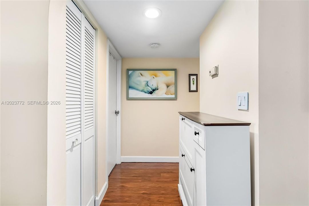 For Sale: $278,000 (1 beds, 1 baths, 915 Square Feet)