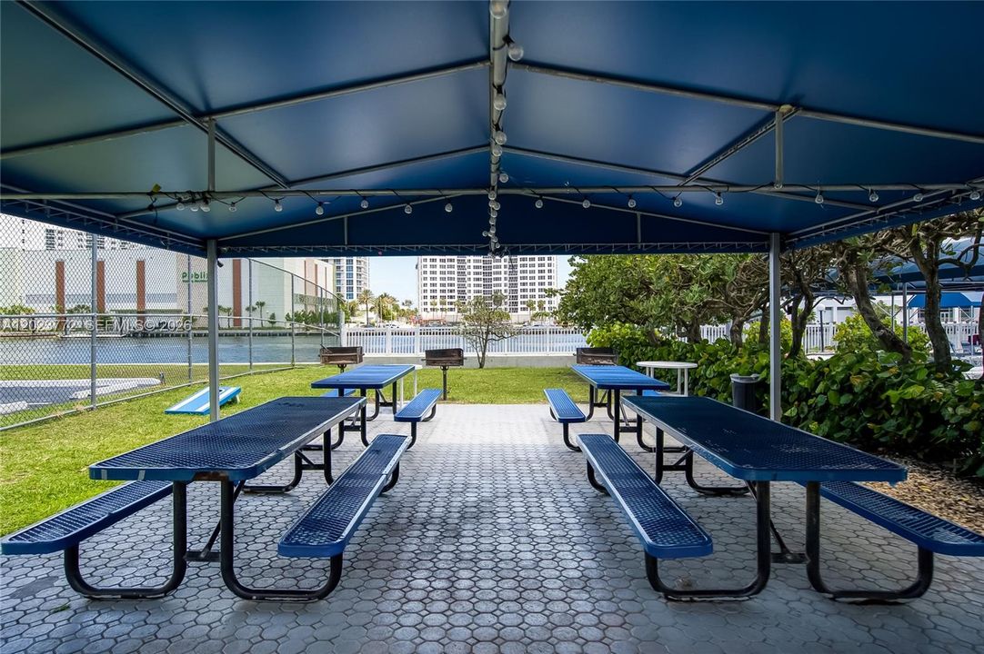 For Sale: $278,000 (1 beds, 1 baths, 915 Square Feet)