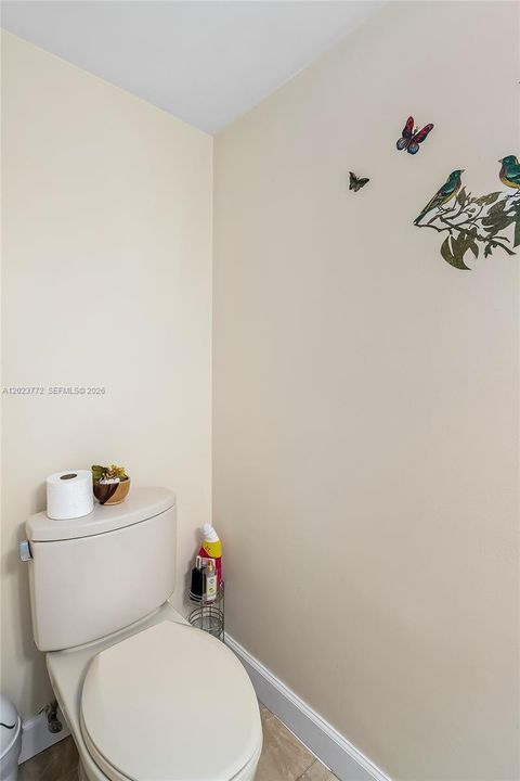 For Sale: $278,000 (1 beds, 1 baths, 915 Square Feet)