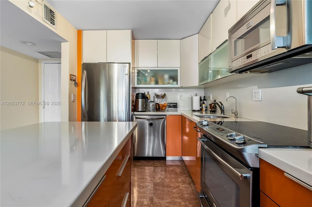 For Sale: $278,000 (1 beds, 1 baths, 915 Square Feet)