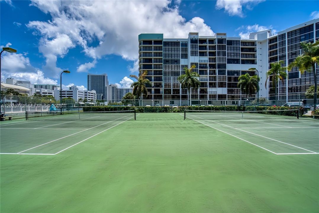 For Sale: $278,000 (1 beds, 1 baths, 915 Square Feet)