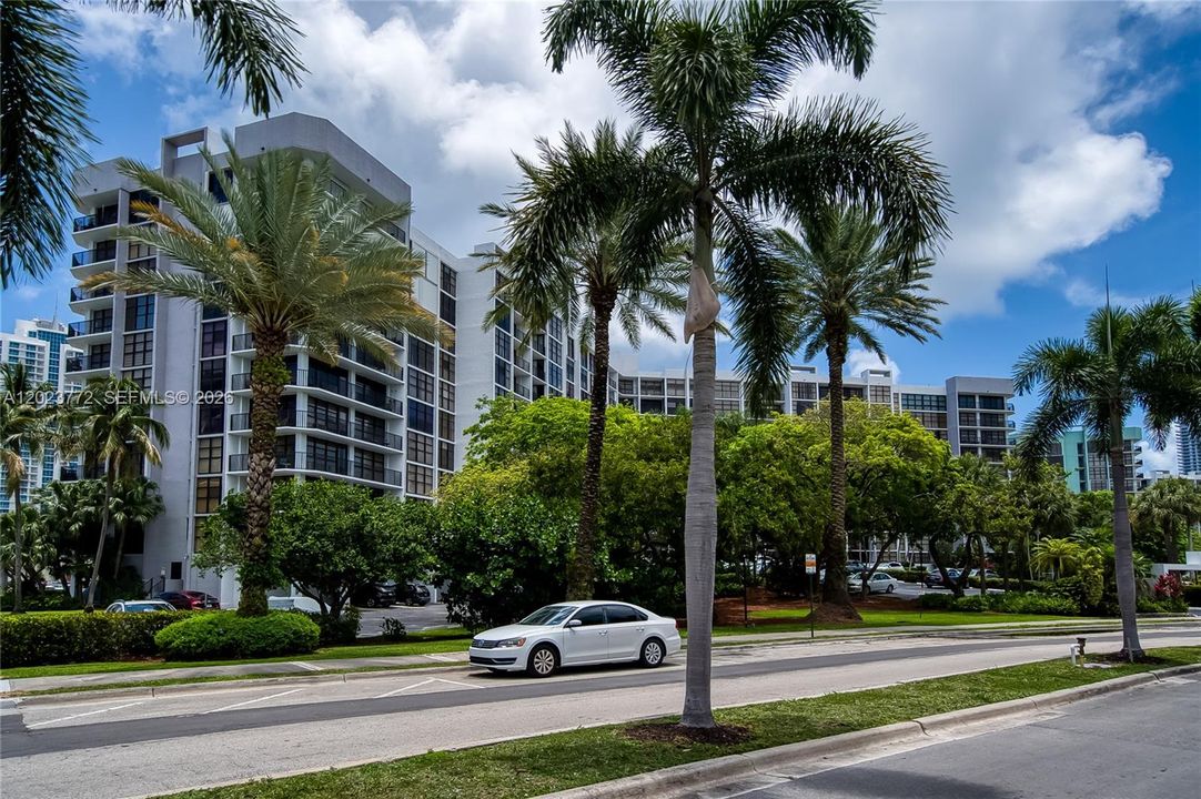 For Sale: $278,000 (1 beds, 1 baths, 915 Square Feet)