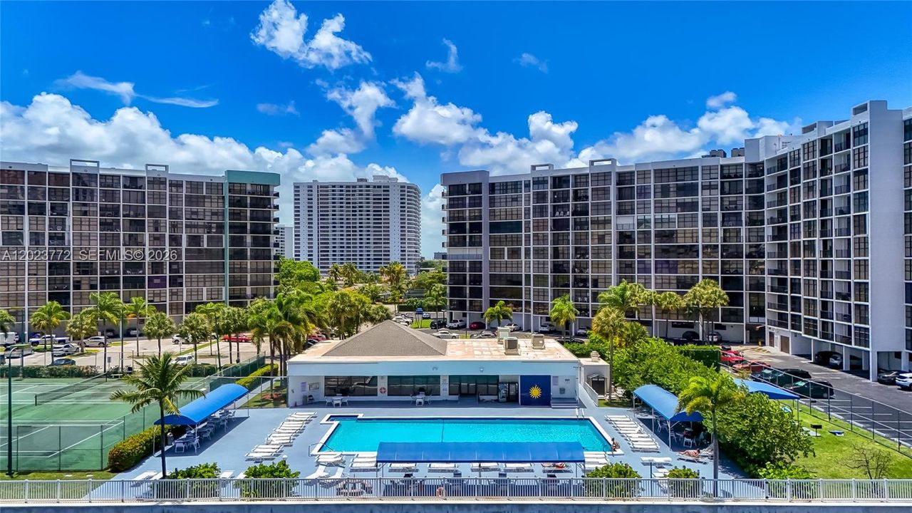 For Sale: $278,000 (1 beds, 1 baths, 915 Square Feet)