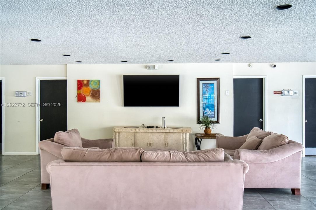 For Sale: $278,000 (1 beds, 1 baths, 915 Square Feet)
