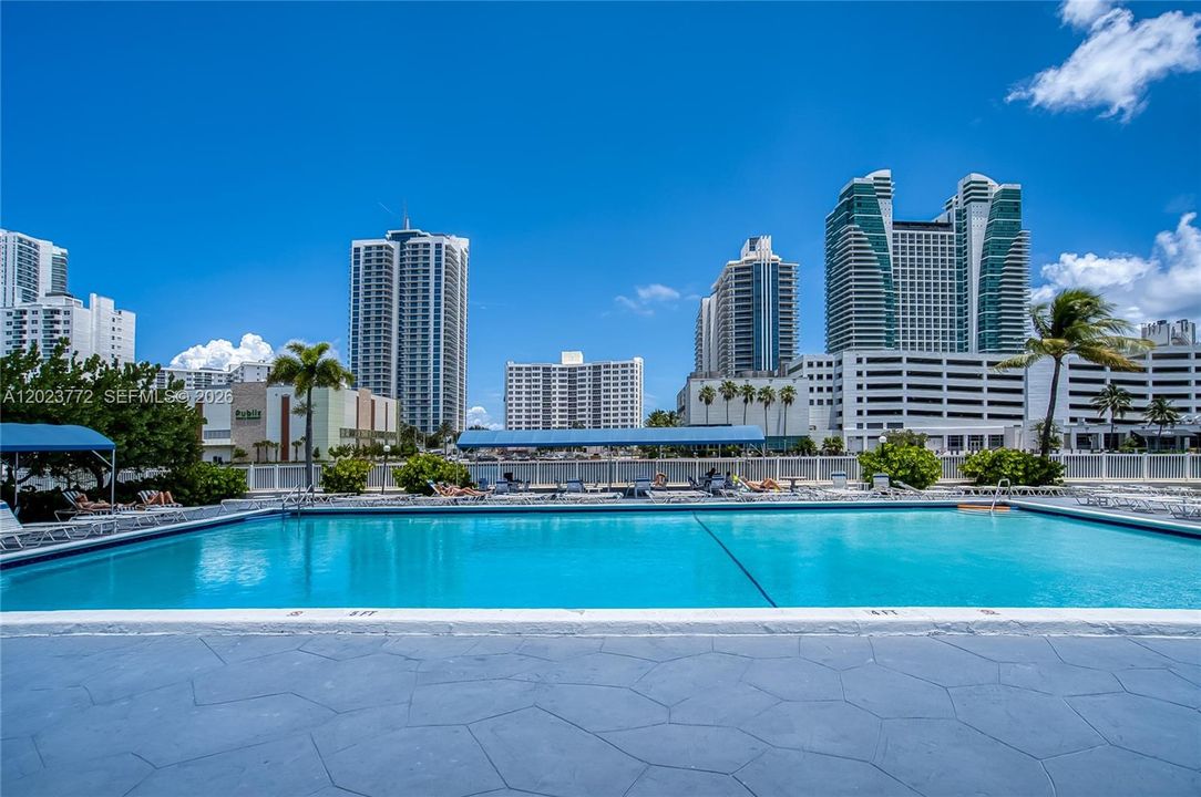 For Sale: $278,000 (1 beds, 1 baths, 915 Square Feet)