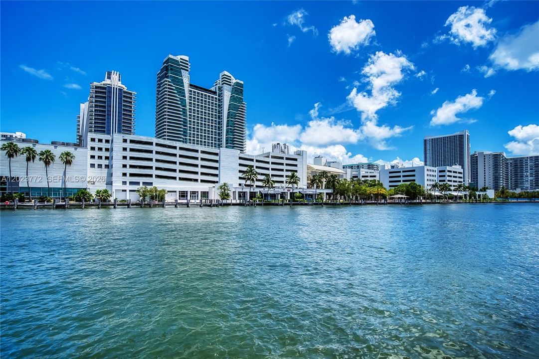 For Sale: $278,000 (1 beds, 1 baths, 915 Square Feet)