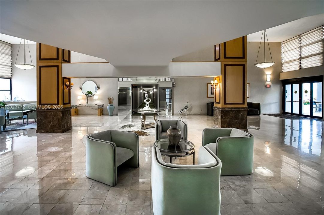 For Sale: $278,000 (1 beds, 1 baths, 915 Square Feet)