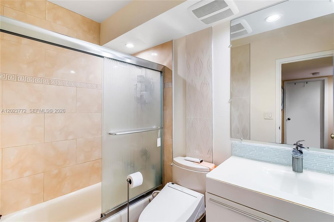 For Sale: $278,000 (1 beds, 1 baths, 915 Square Feet)