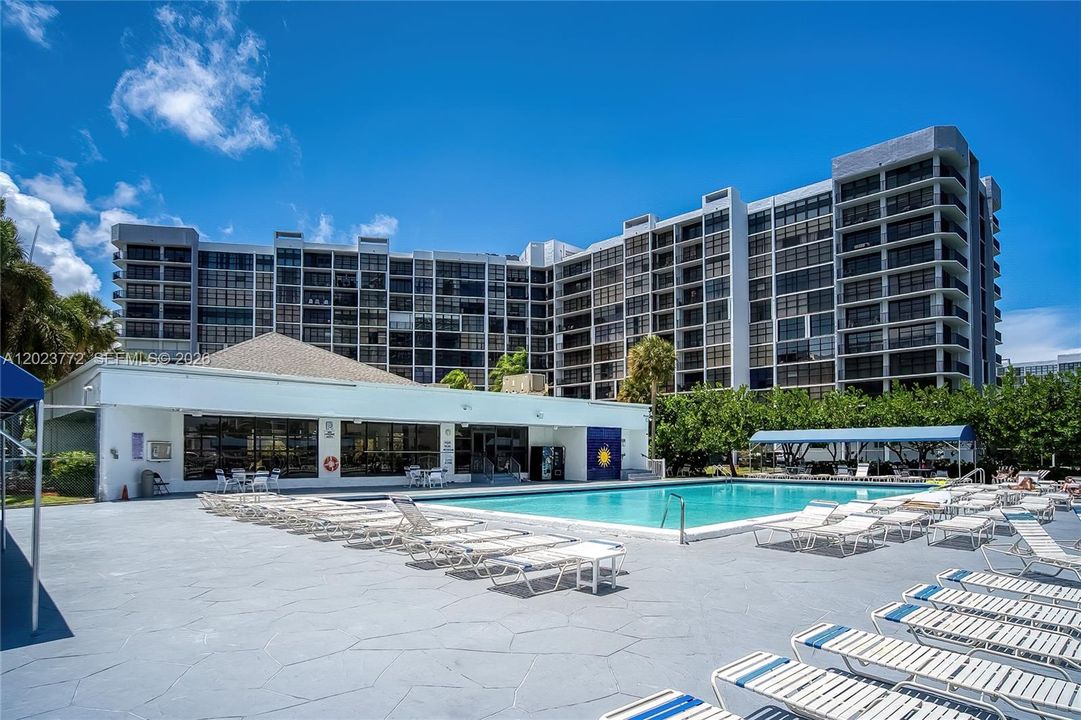 For Sale: $278,000 (1 beds, 1 baths, 915 Square Feet)