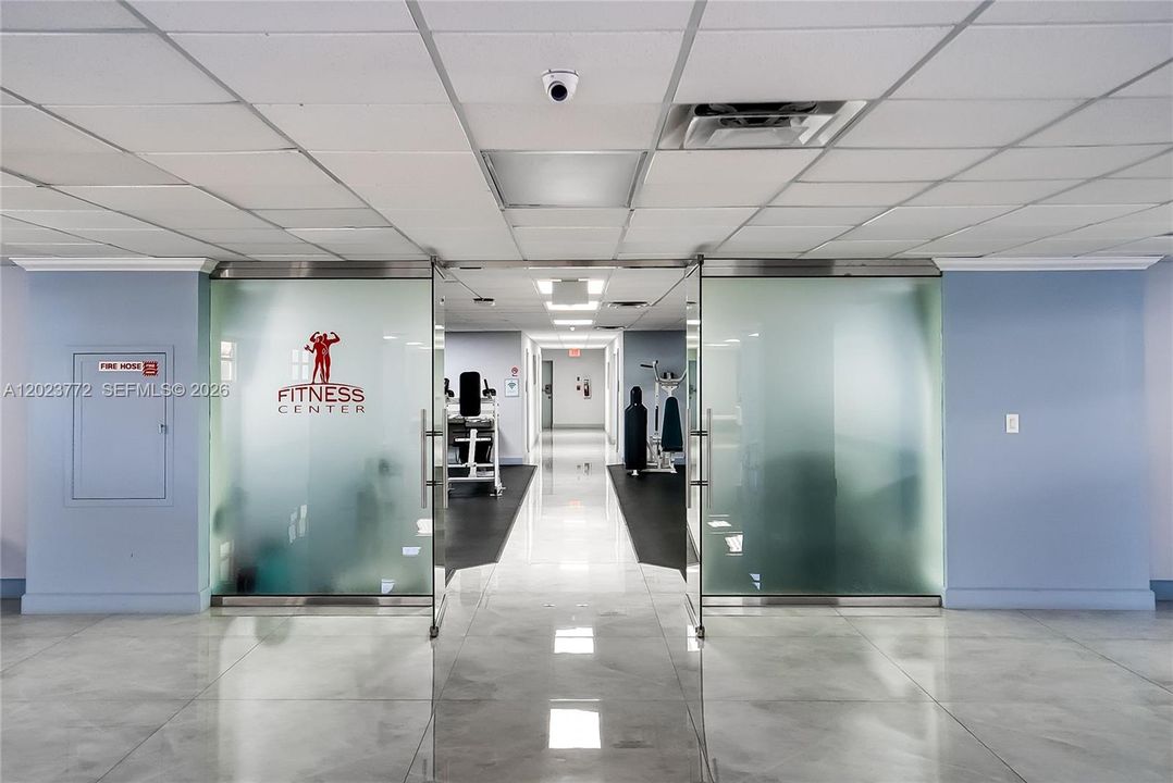 For Sale: $278,000 (1 beds, 1 baths, 915 Square Feet)