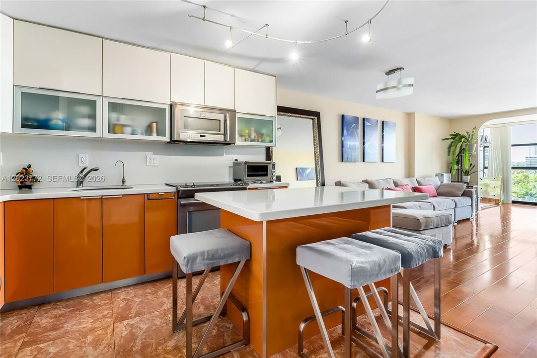 For Sale: $278,000 (1 beds, 1 baths, 915 Square Feet)
