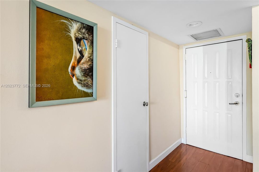 For Sale: $278,000 (1 beds, 1 baths, 915 Square Feet)
