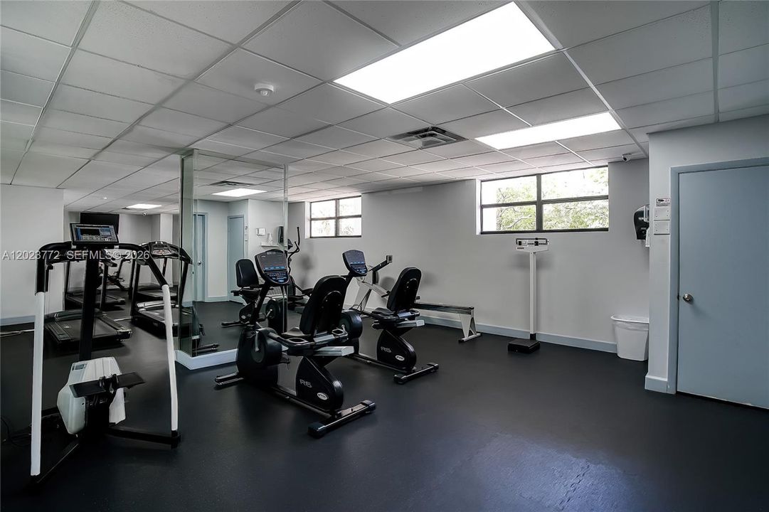 For Sale: $278,000 (1 beds, 1 baths, 915 Square Feet)