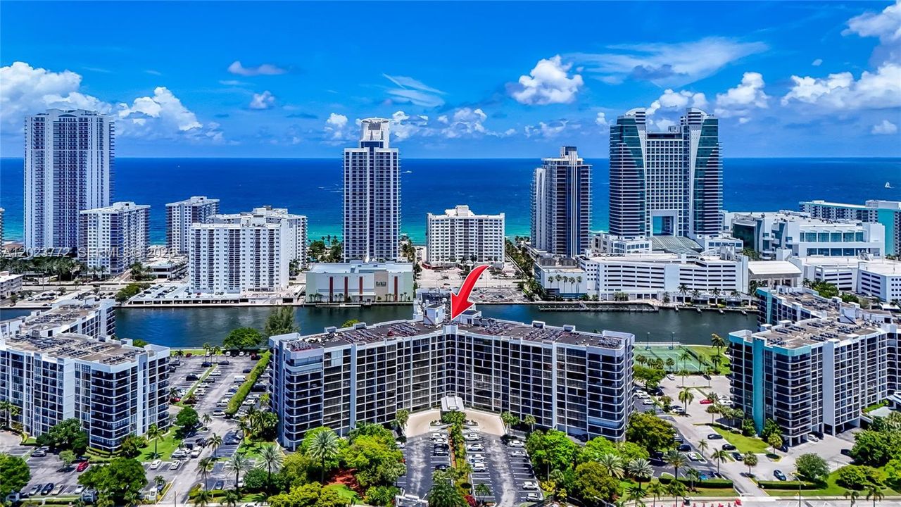 For Sale: $278,000 (1 beds, 1 baths, 915 Square Feet)