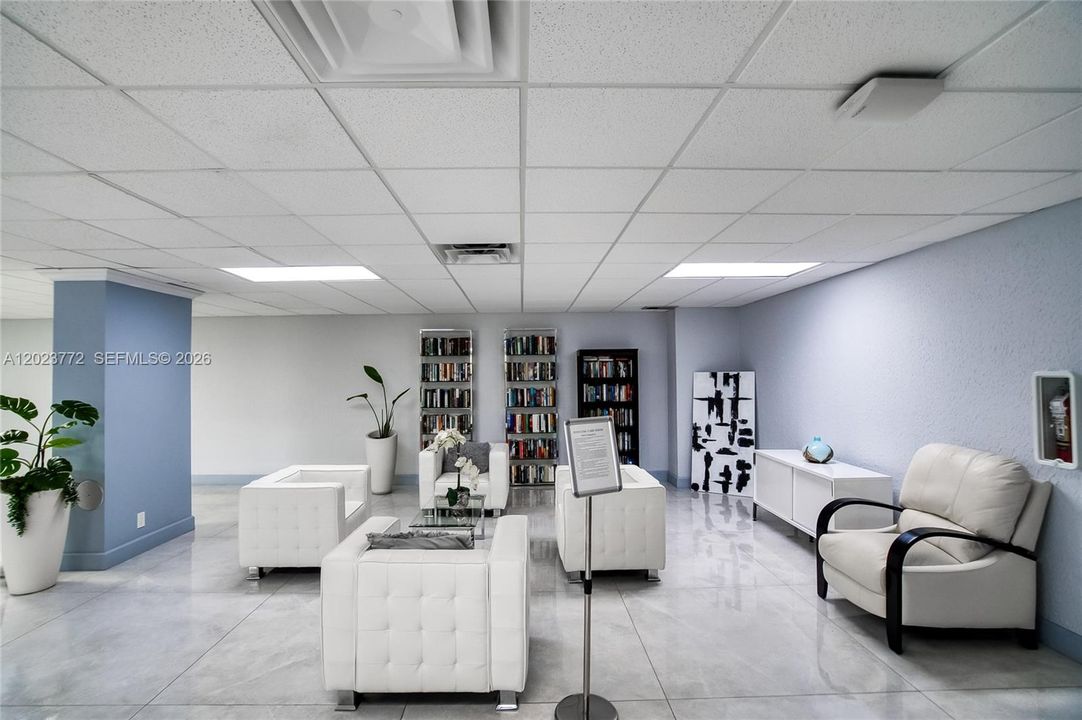 For Sale: $278,000 (1 beds, 1 baths, 915 Square Feet)