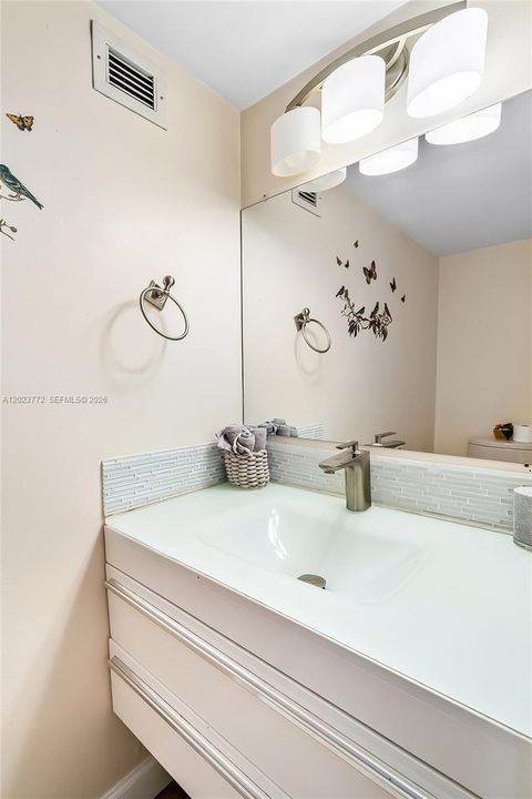 For Sale: $278,000 (1 beds, 1 baths, 915 Square Feet)