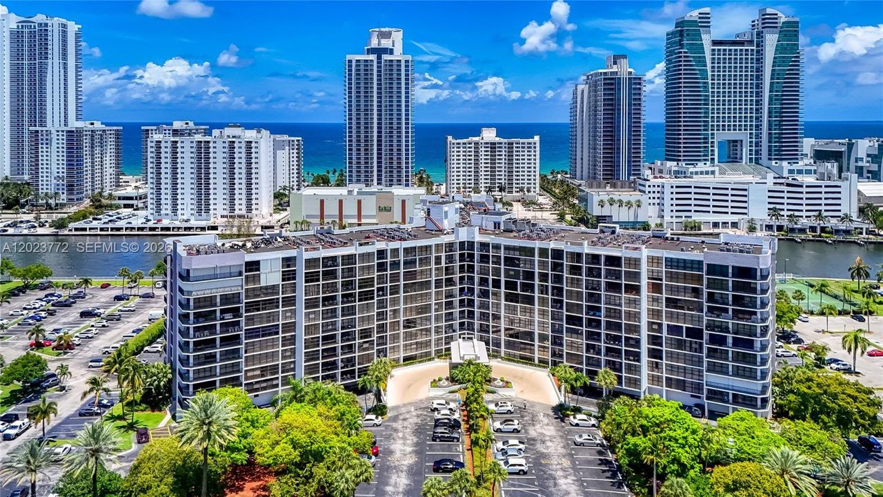 For Sale: $278,000 (1 beds, 1 baths, 915 Square Feet)