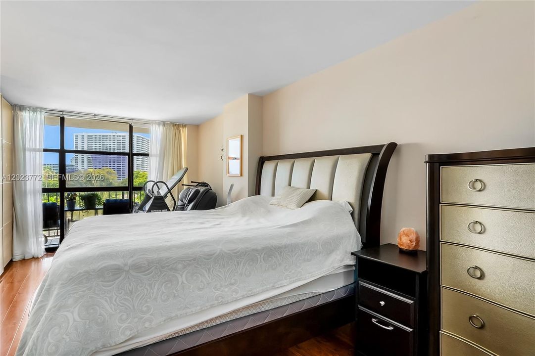 For Sale: $278,000 (1 beds, 1 baths, 915 Square Feet)