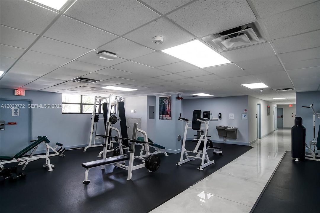 For Sale: $278,000 (1 beds, 1 baths, 915 Square Feet)