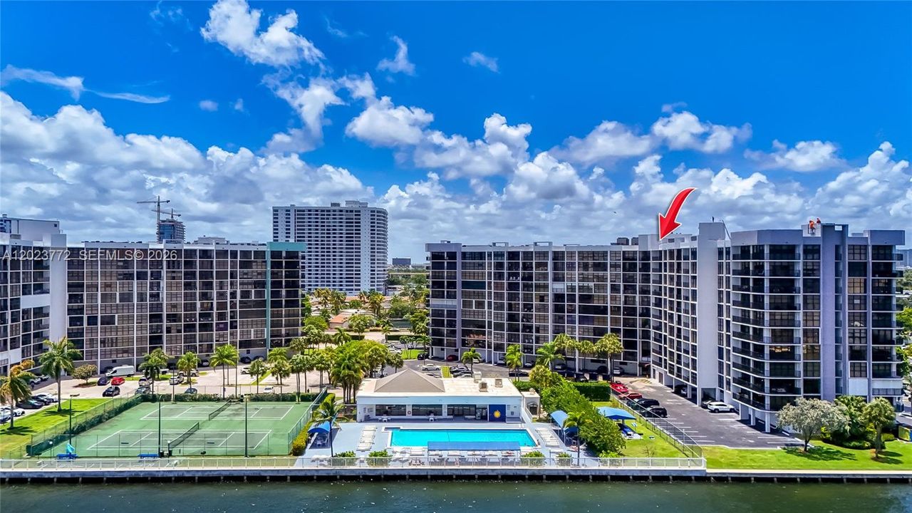 For Sale: $278,000 (1 beds, 1 baths, 915 Square Feet)