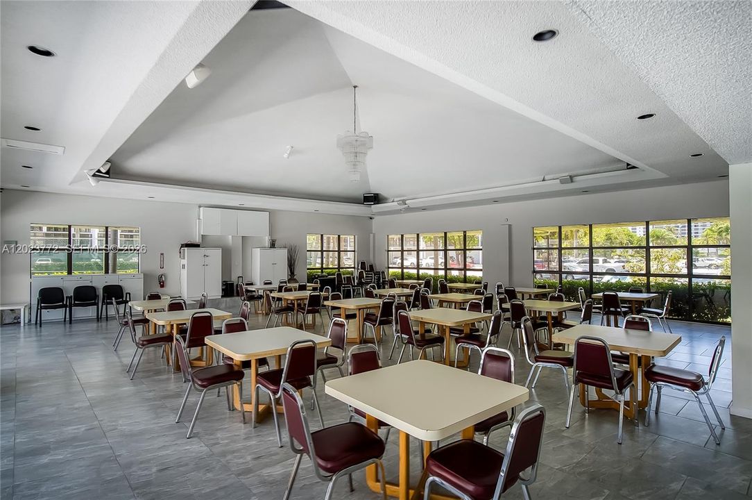 For Sale: $278,000 (1 beds, 1 baths, 915 Square Feet)