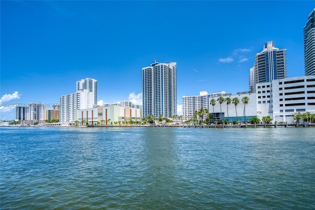 For Sale: $278,000 (1 beds, 1 baths, 915 Square Feet)