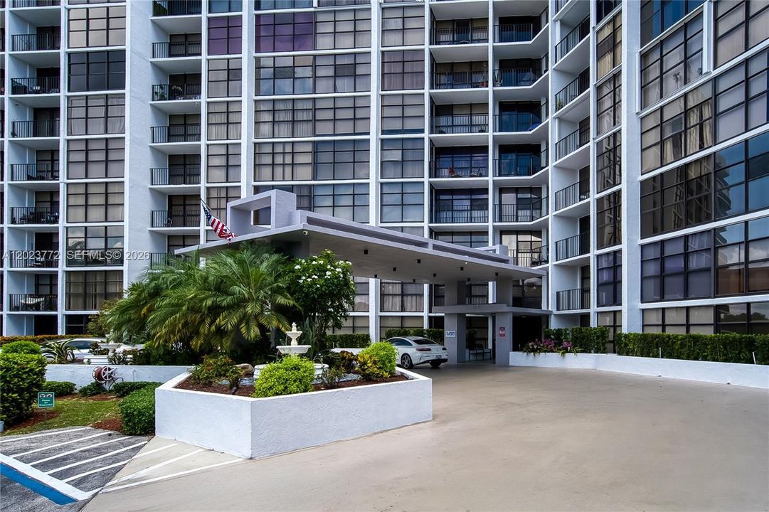 For Sale: $278,000 (1 beds, 1 baths, 915 Square Feet)
