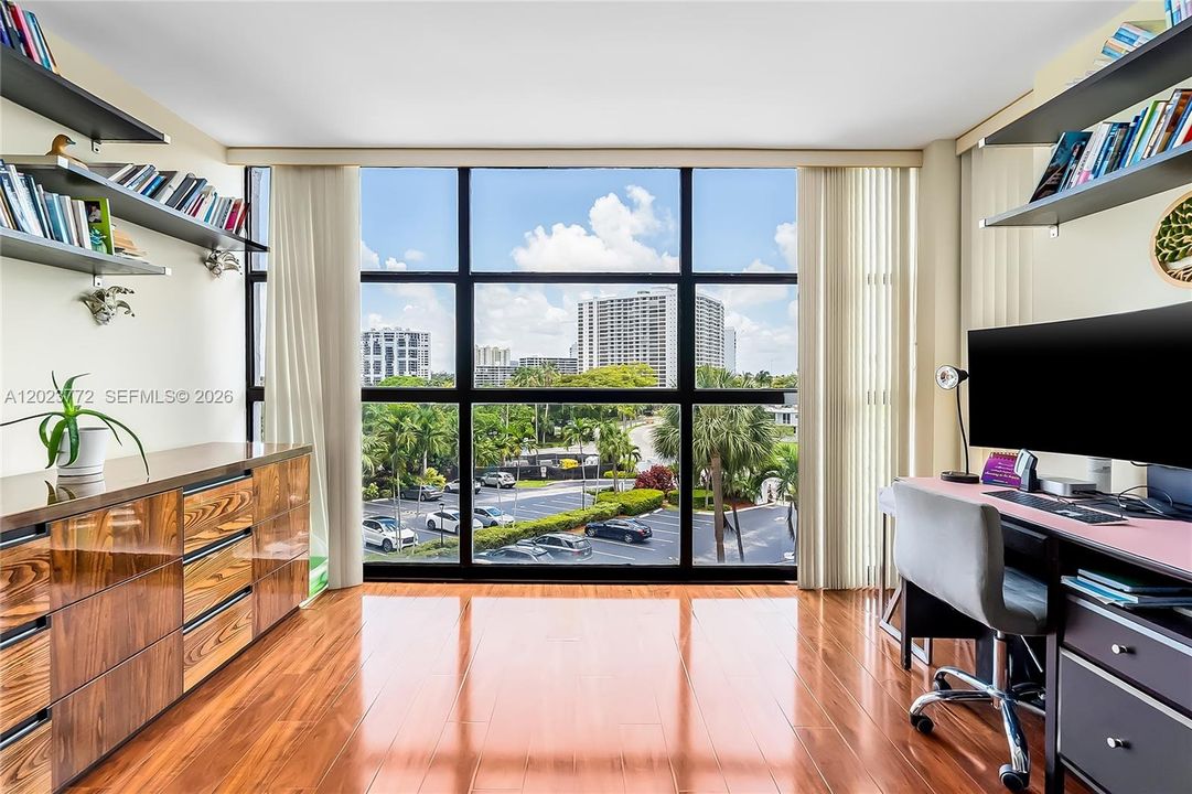 For Sale: $278,000 (1 beds, 1 baths, 915 Square Feet)