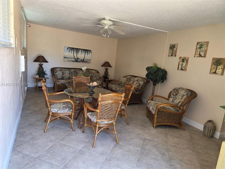 For Sale: $219,900 (2 beds, 2 baths, 725 Square Feet)