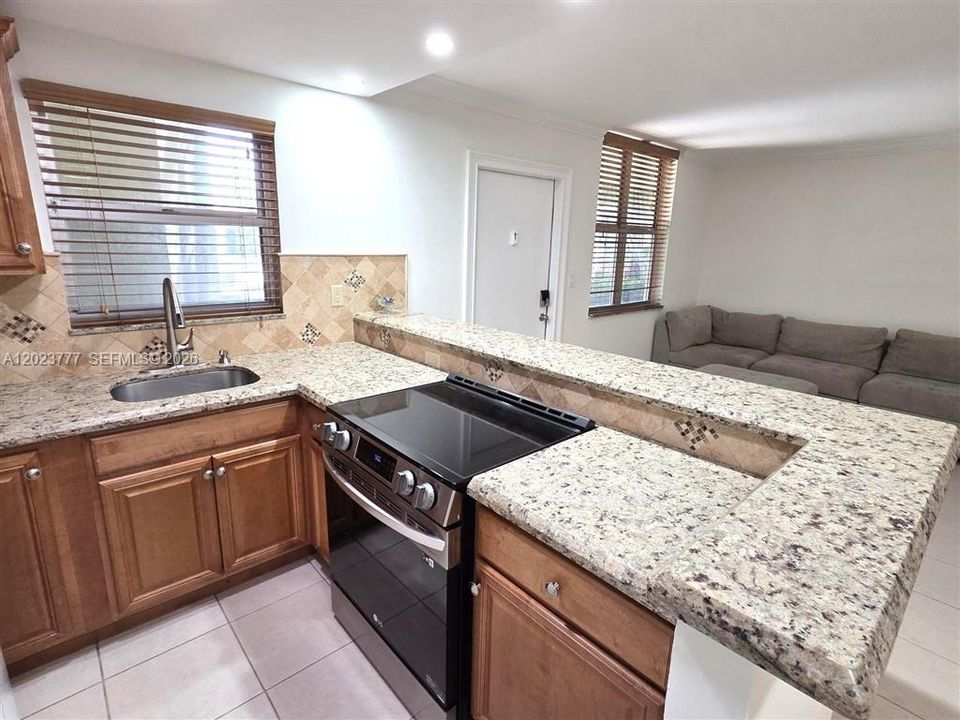For Sale: $219,900 (2 beds, 2 baths, 725 Square Feet)