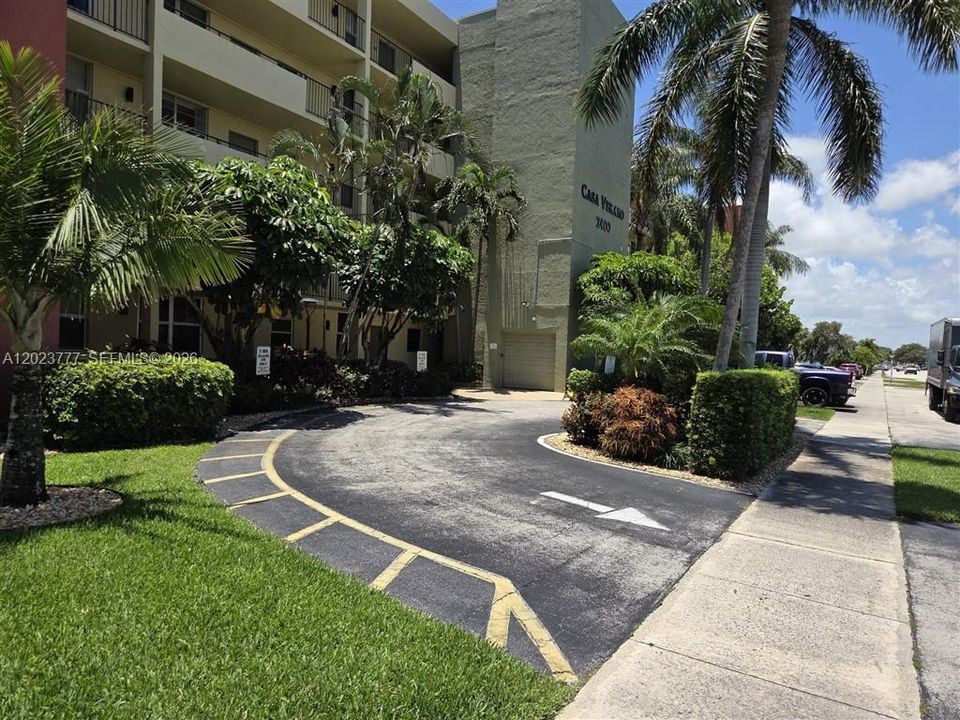 For Sale: $219,900 (2 beds, 2 baths, 725 Square Feet)