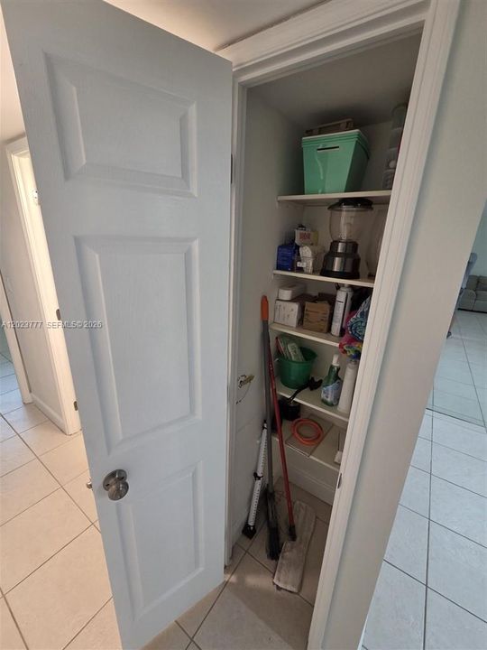 For Sale: $219,900 (2 beds, 2 baths, 725 Square Feet)