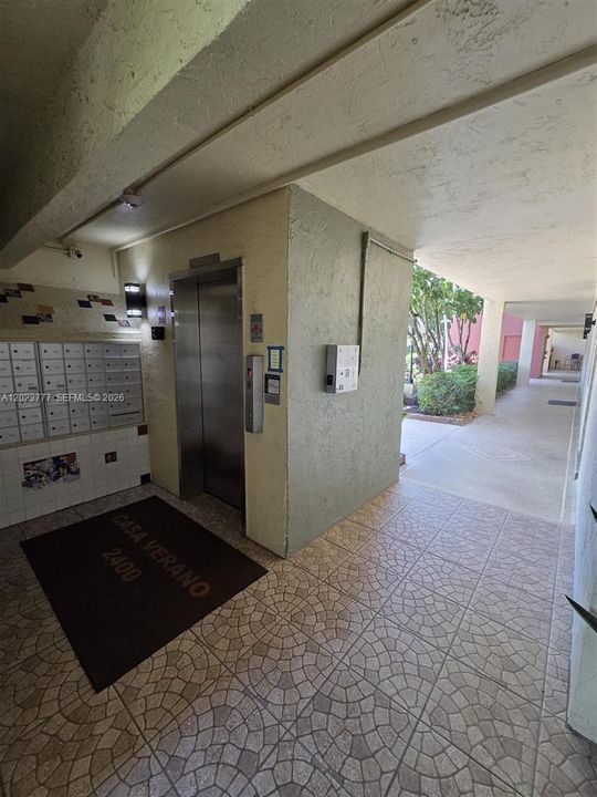 For Sale: $219,900 (2 beds, 2 baths, 725 Square Feet)