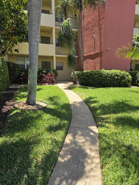 For Sale: $219,900 (2 beds, 2 baths, 725 Square Feet)