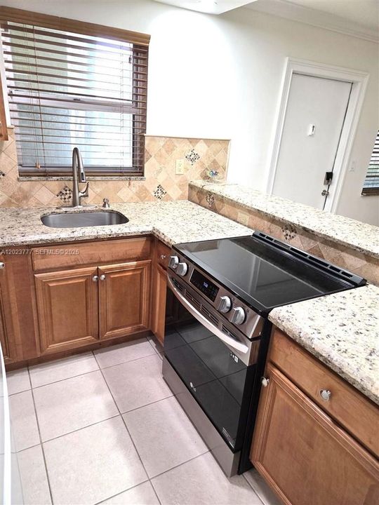 For Sale: $219,900 (2 beds, 2 baths, 725 Square Feet)