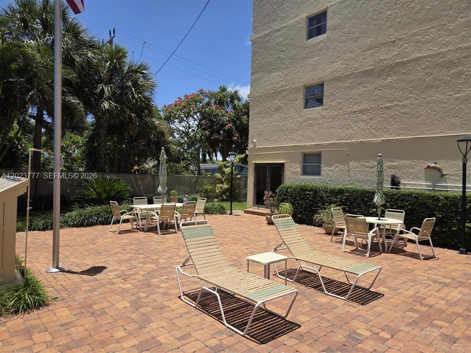 For Sale: $219,900 (2 beds, 2 baths, 725 Square Feet)