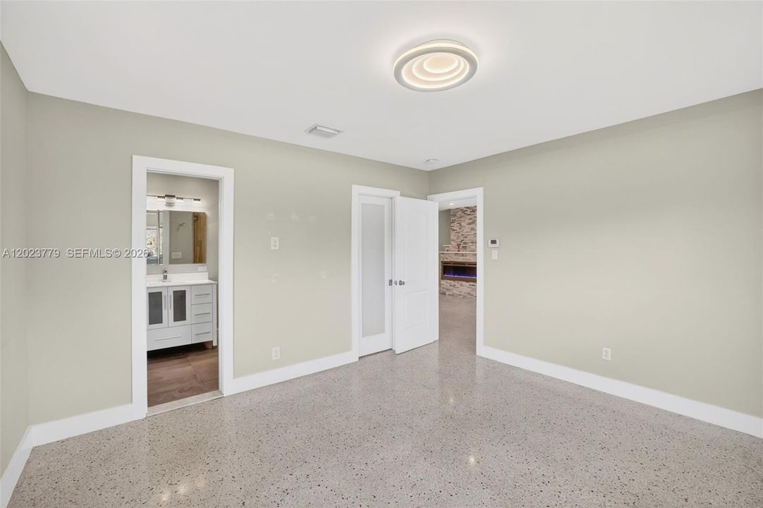 Primary bedroom w/ en suite bathroom and walk in closet