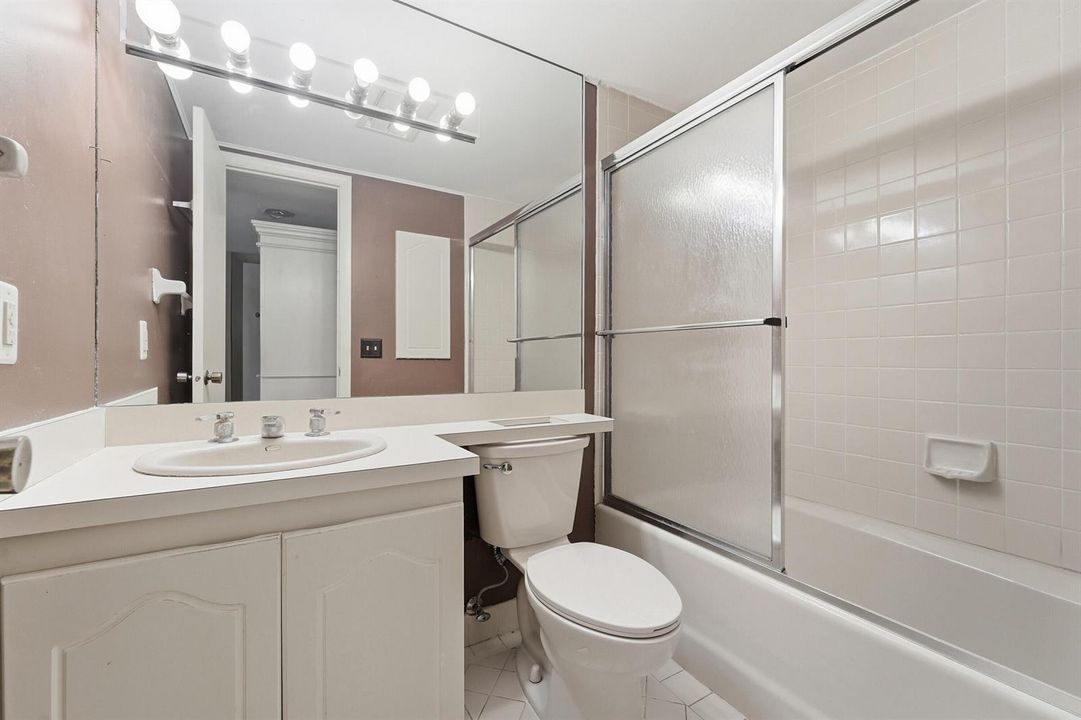 25_primary bathroom