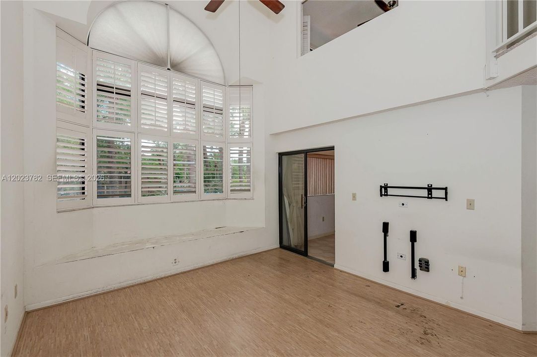 For Sale: $330,000 (2 beds, 2 baths, 1240 Square Feet)