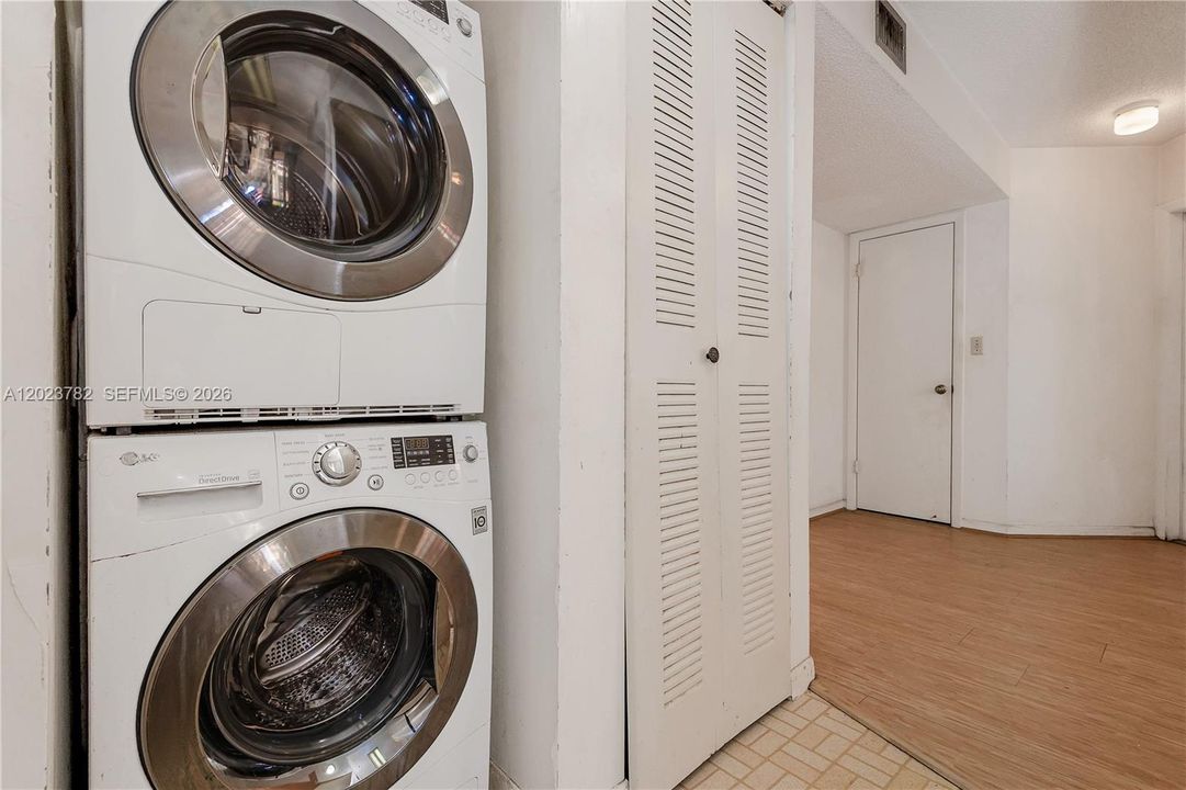 For Sale: $330,000 (2 beds, 2 baths, 1240 Square Feet)