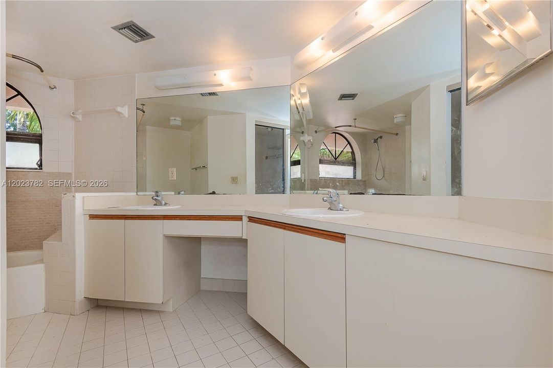 For Sale: $330,000 (2 beds, 2 baths, 1240 Square Feet)