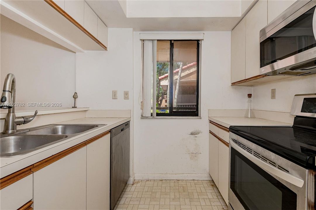 For Sale: $330,000 (2 beds, 2 baths, 1240 Square Feet)