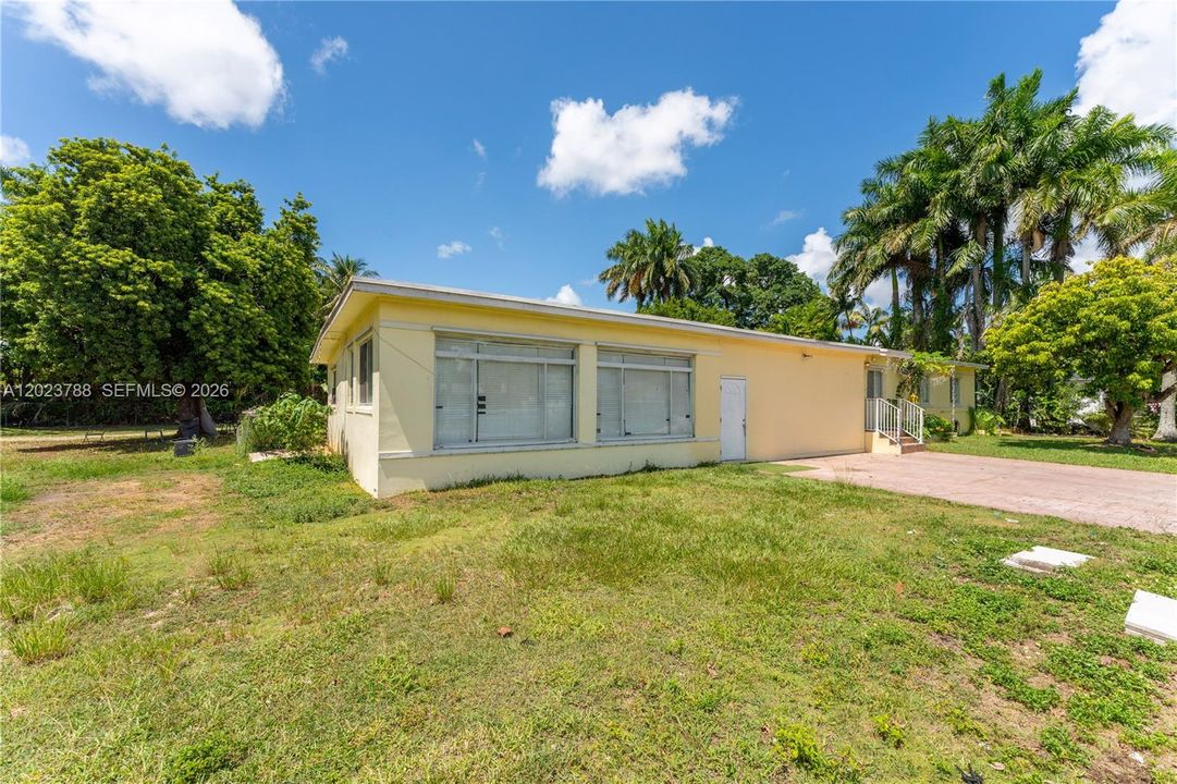For Sale: $699,000 (7 beds, 3 baths, 2365 Square Feet)