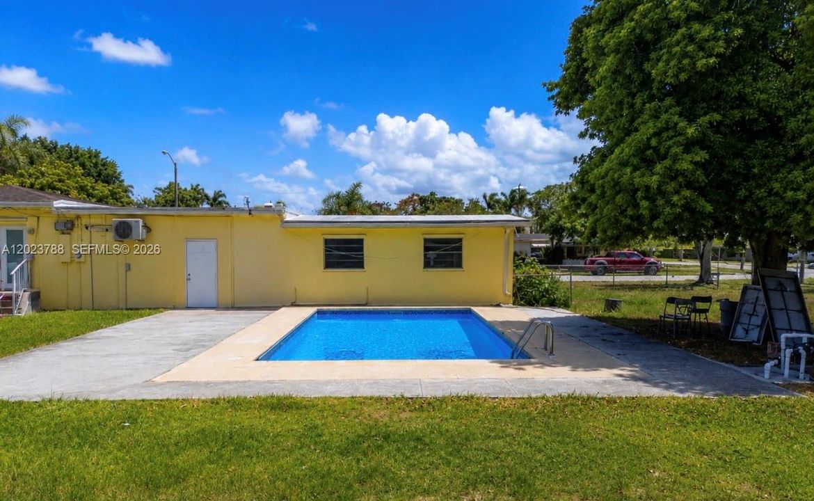 For Sale: $699,000 (7 beds, 3 baths, 2365 Square Feet)