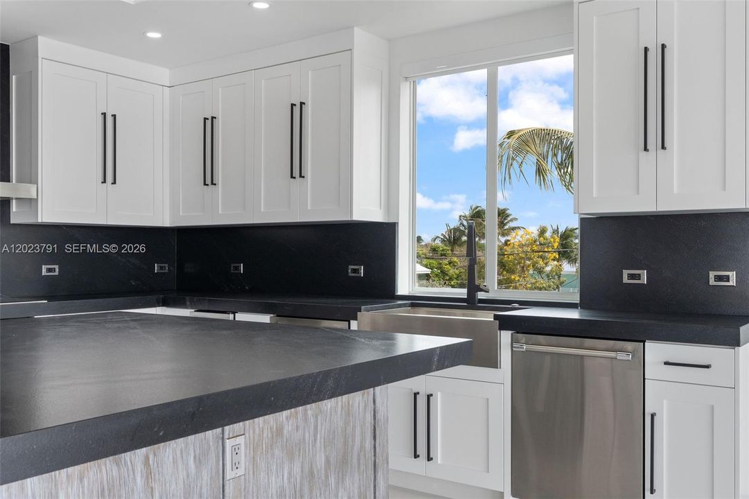 For Sale: $6,600,000 (5 beds, 3 baths, 2752 Square Feet)