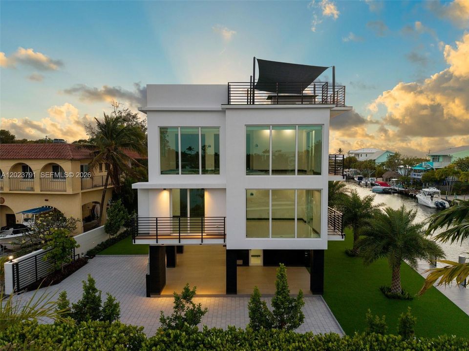 For Sale: $6,600,000 (5 beds, 3 baths, 2752 Square Feet)
