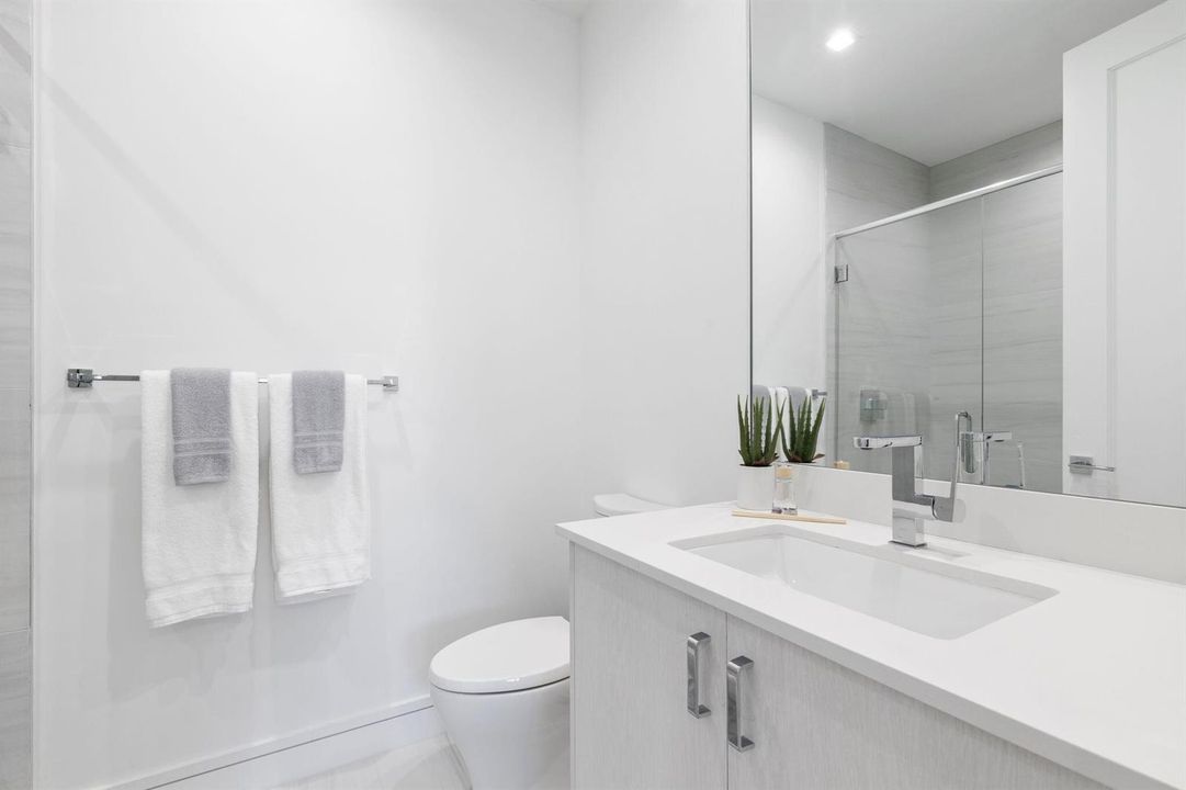 406 DOWNSTAIRS BATH