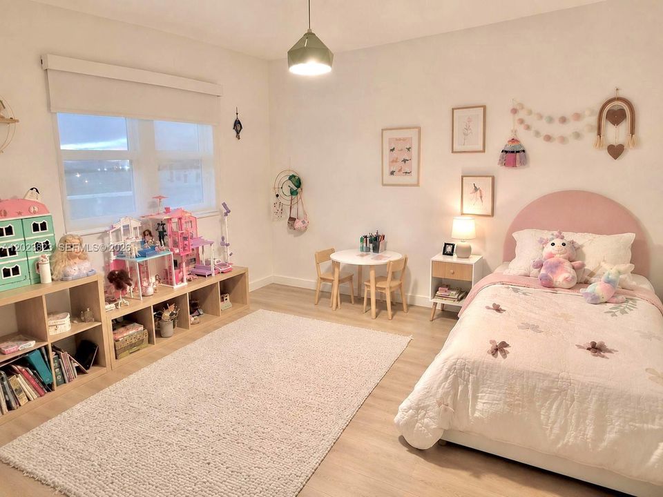 Activo con contrato: $3,950 (2 camas, 2 baños, 1743 Pies cuadrados)
