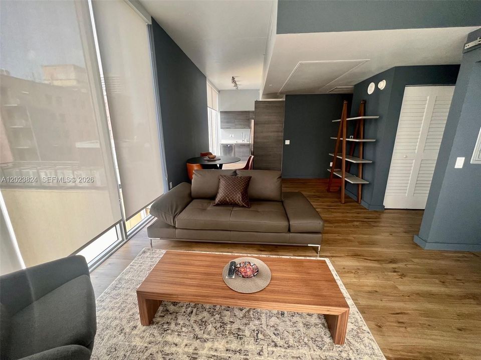 For Sale: $385,000 (1 beds, 1 baths, 607 Square Feet)